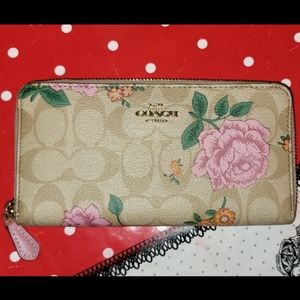 COACH NWOT WALLET Accordion Zip In Signature Canvas With Prairie Rose